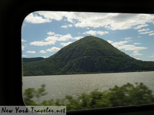 Train along Hudson R